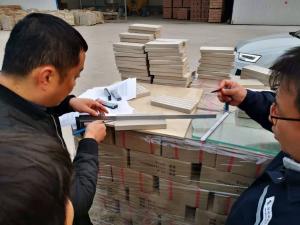 眾光耐酸磚廠家范總親臨耐酸磚檢測(cè)現(xiàn)場(chǎng)親自檢測(cè)剛生產(chǎn)出來(lái)的耐酸磚韓國(guó)客戶十分滿意